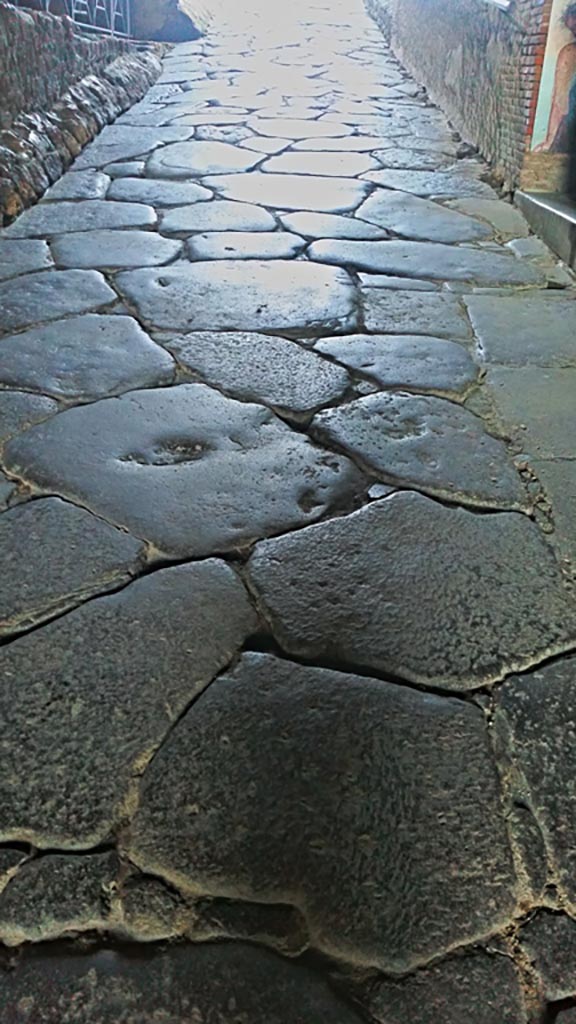 Porta Marina, Pompeii. December 2019.
Looking east through tunnel under arch, into city. Photo courtesy of Giuseppe Ciaramella.