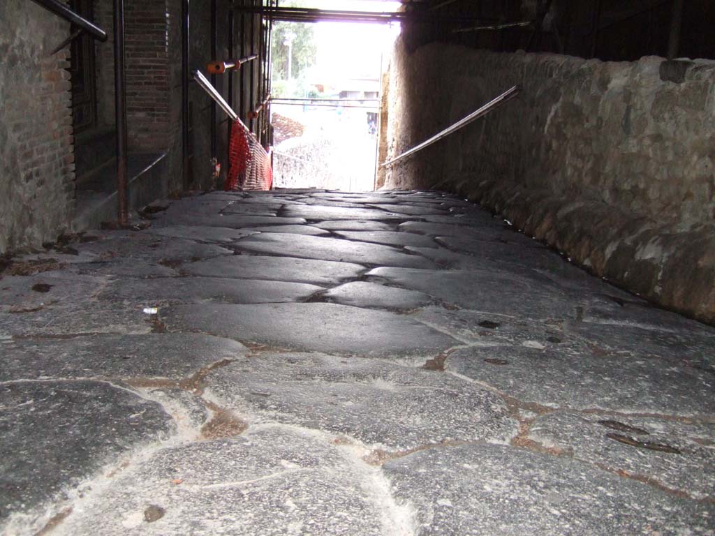 Pompeii Porta Marina. December 2005. Looking west from east end of gate tunnel.