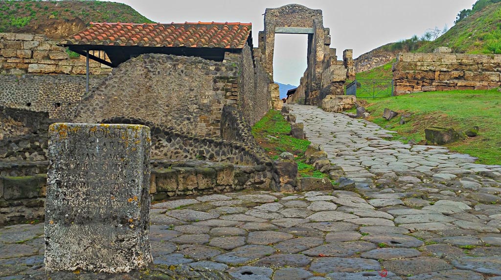 Pompeii Porta di Nocera. 2017/2018/2019. Looking north to Gate from Via delle Tombe. Photo courtesy of Giuseppe Ciaramella.
