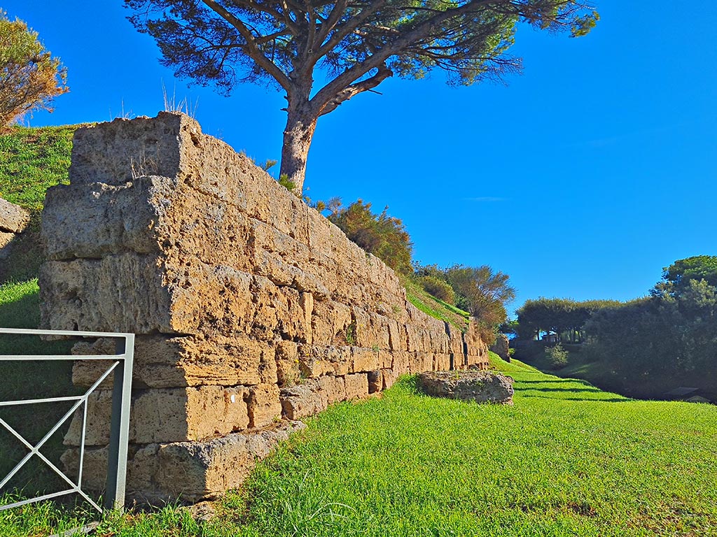 City Walls, Pompeii. October 2024. Looking east along City Walls on south side of Porta di Nocera. Photo courtesy of Giuseppe Ciaramella.