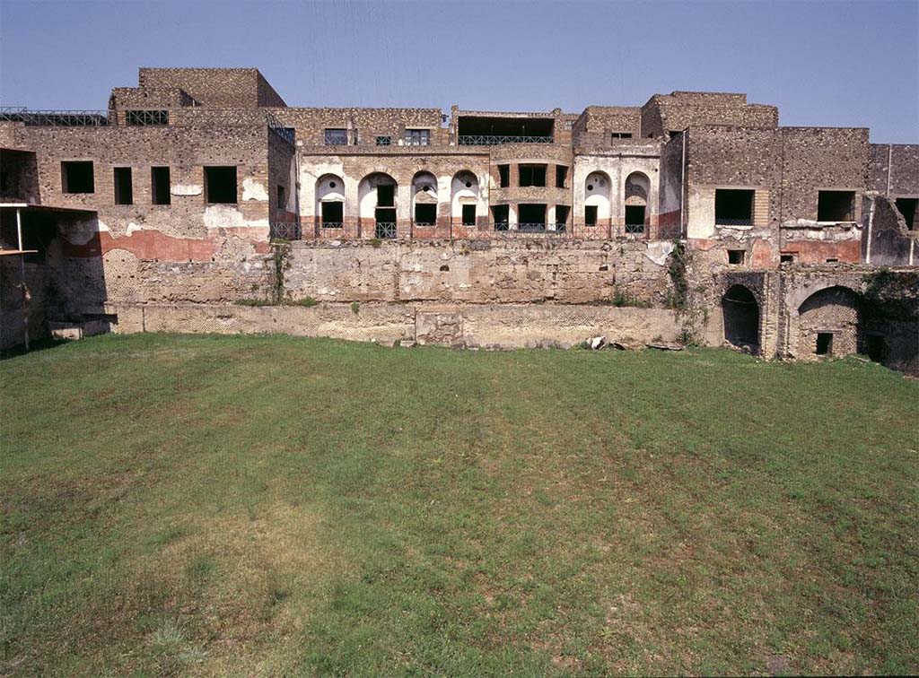 Porta Occidentalis or Western Gate. The site of the Western Gate is in the shadows to the left.

Porta Occidentalis o Porta Ovest. Il sito della Porta Occidentalis � nell'ombra a sinistra.

Photograph � Parco Archeologico di Pompei.
