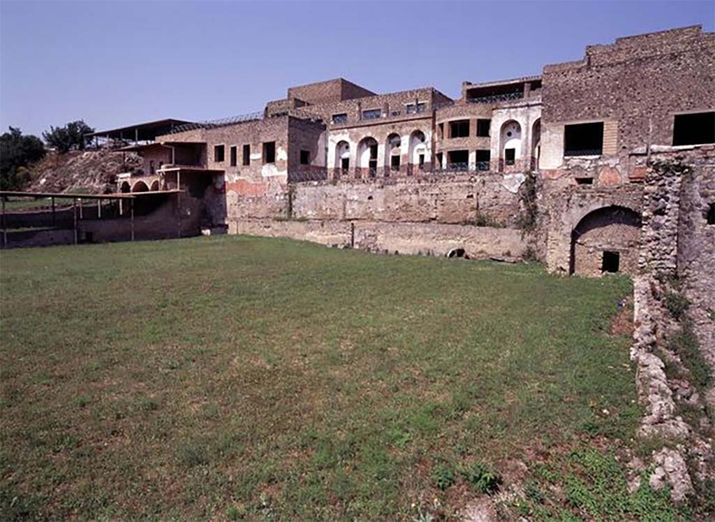 Porta Occidentalis and the Sanctuary outside the walls. 2014. The site of the Western Gate is in the shadows to the left.
Coordinated by archaeologist Mario Grimaldi and Umberto Pappalardo, director of the "International Centre for Pompeian Studies Amedeo Maiuri" of Suor Orsola, researchers at The University Of Suor Orsola Benincasa discovered the existence of an extra-urban sanctuary located near the existing vicus publicus, outside the area of the pomerium, and connected to the western section of the walls of the city and the presence of a Porta Occidentalis (posterula) of access to the city, on an axis with via di Nola and Porta di Nola inside a contemporarily chronological arch ascribable to between III and II century BC.

La Porta Occidentalis e il Santuario fuori le mura. 2014. Il sito della Porta Occidentalis � nell'ombra a sinistra.

Coordinati dall�archeologo Mario Grimaldi e da Umberto Pappalardo, direttore del �Centro Internazionale per gli Studi Pompeiani Amedeo Maiuri� del Suor Orsola, i ricercatori dell�Universit� Suor Orsola Benincasa hanno scoperto l�esistenza di un santuario extraurbano ubicabile in prossimit� del vicus pubblicus esistente, fuori dall�area del pomerium, e collegato al tratto occidentale delle mura urbiche della citt� e la presenza di una Porta Occidentalis (posterula) di accesso alla citt�, in asse con via di Nola e Porta di Nola all�interno di un arco cronologico coevo ascrivibile tra III e II secolo a.C.

https://www.identitainsorgenti.com/verso-il-4-maggio-due-nuove-scoperte-nel-sito-la-porta-occidentalis-e-il-santuario-fuori-le-mura/
