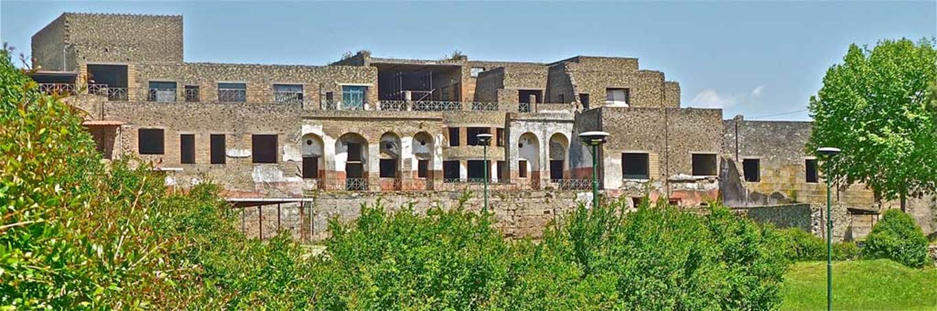 Porta Occidentalis or Western Gate. Site of the gate. May 2011. Looking east to rear of complex of House of Fabius Rufus. 
Porta Occidentalis o Porta Ovest. Sito della Porta. maggio 2011. Guardando da est a posteriore del complesso di Casa di Fabio Rufo.
Photo courtesy of Michael Binns.
