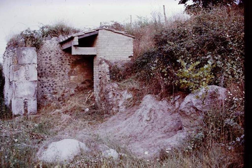 Porta di Sarno or Sarnus Gate. Pompeii. 1970. Looking east towards the south-west corner of the gate. Photo by Stanley A. Jashemski.
Source: The Wilhelmina and Stanley A. Jashemski archive in the University of Maryland Library, Special Collections (See collection page) and made available under the Creative Commons Attribution-Non Commercial License v.4. See Licence and use details. J70f0817
