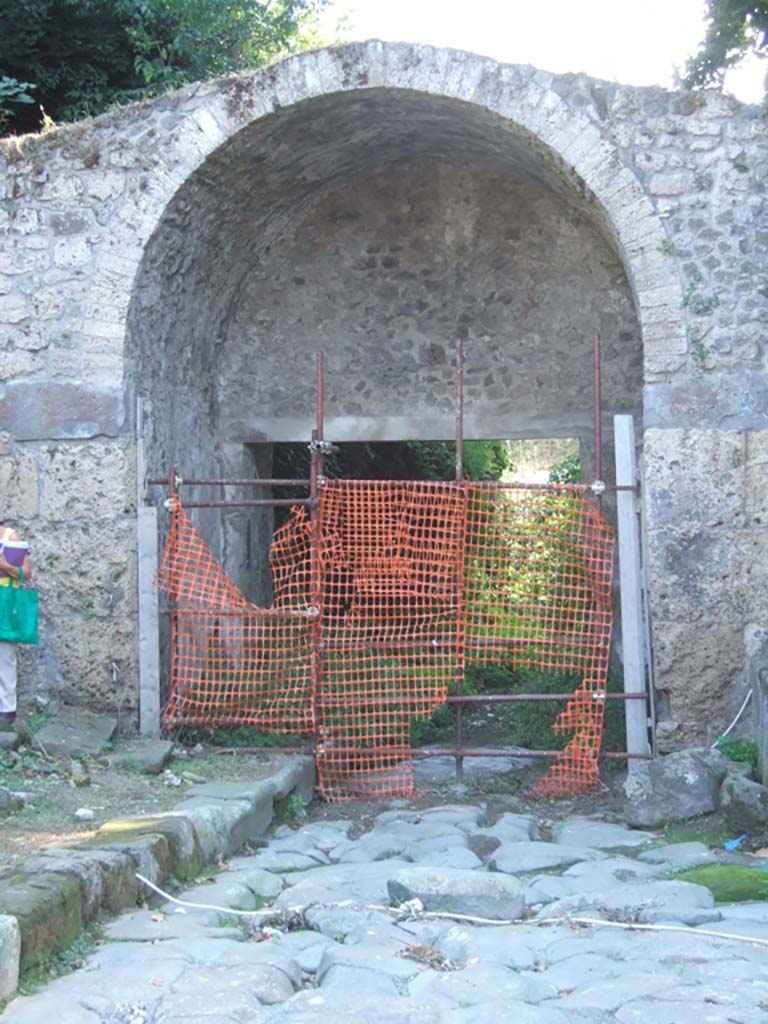 Pompeii Stabian Gate. September 2005. Looking south from north side. 