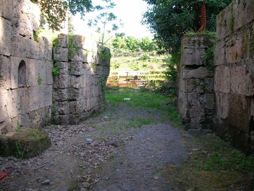 Porta Stabia, Pompeii. May 2010. Looking south through gate. Photo courtesy of Ivo van der Graaff.