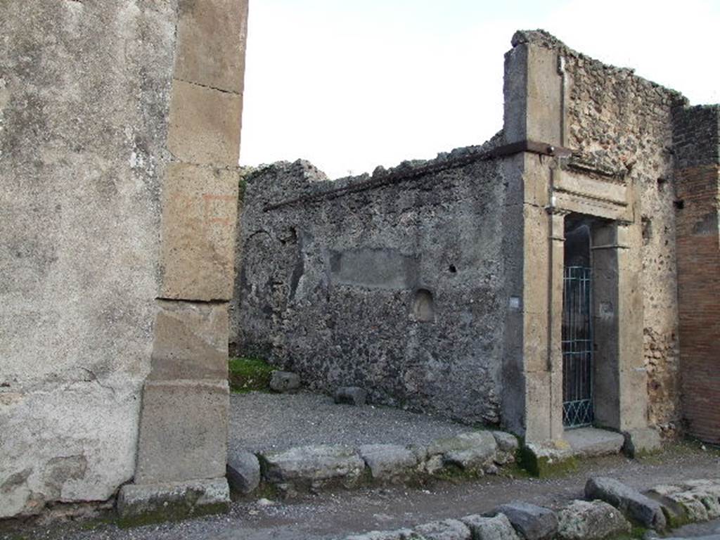 VII.1.49 Pompeii. December 2006. Workshop entrance and south wall, with entrance VII.1.50 on right. 