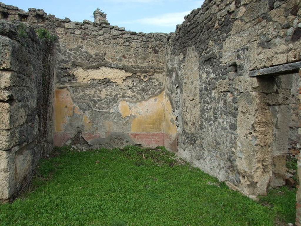 I.2.6 Pompeii.  December 2006. Ala, which took the place of a tablinum, to the north of the atrium. When this room was excavated, according to Fiorelli, its decorations were much degraded, but it had preserved elegant paintings, with architectural perspective, and trees, and the walls had prepared white plaster, which were waiting to receive their painting.
See Pappalardo, U., 2001. La Descrizione di Pompei per Giuseppe Fiorelli (1875). Napoli: Massa Editore. (p.34)
According to Bragantini, the zoccolo was red with a border, and the middle section had yellow panels. See Bragantini, de Vos, Badoni, 1981. Pitture e Pavimenti di Pompei, Parte 1. Rome: ICCD. (p. 1)
