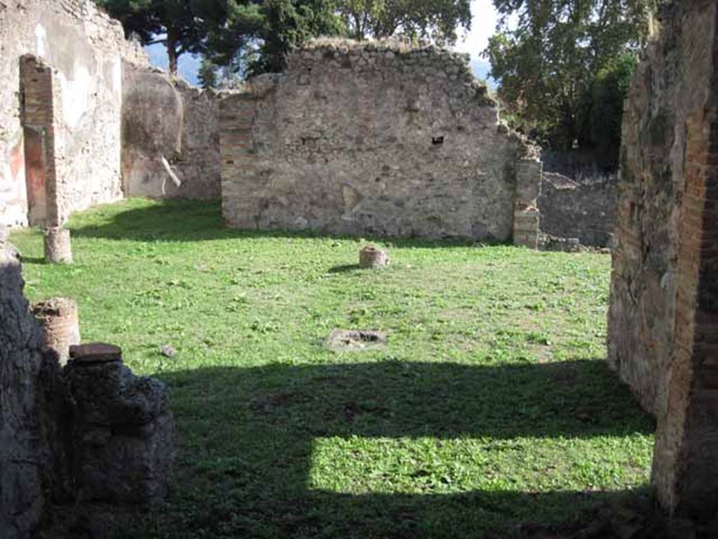 1.2.6 Pompeii. September 2010. Looking south across north portico to peristyle, from room in north-west corner of peristyle. Photo courtesy of Drew Baker.
