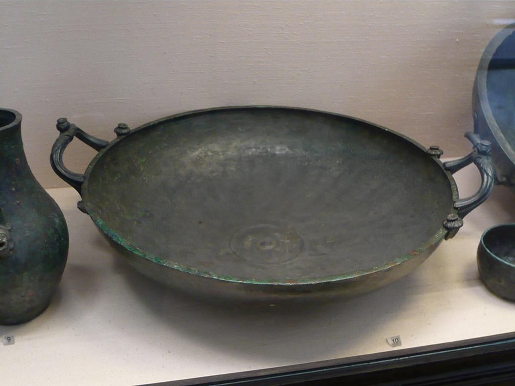 I.2.10 Pompeii. Found in atrium. Bronze bowl.
Now in Naples Archaeological Museum. Inventory number 115674.