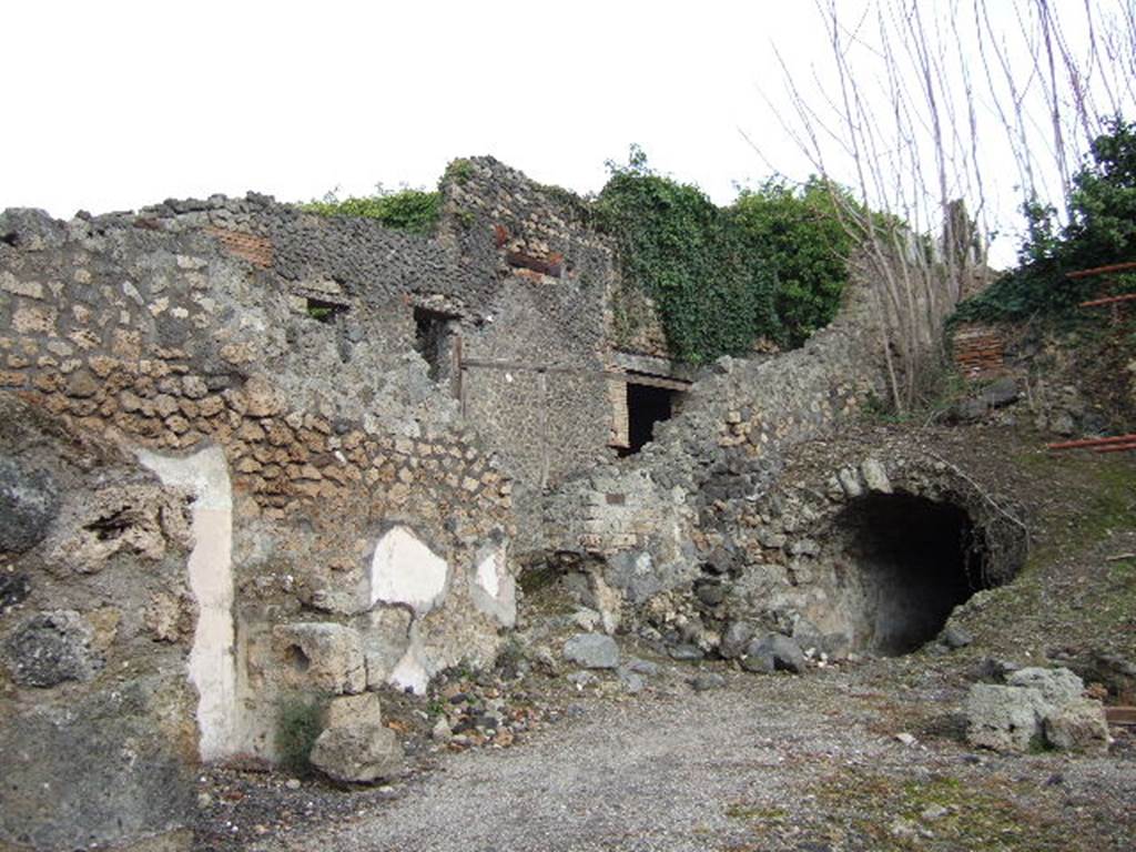 I.2.15 Pompeii. December 2005. Vaulted rainwater cistern, under the west side of the house. According to Garcia y Garcia, the puteal in the atrium on the west side of the entrance doorway, was connected to this cistern.
See Garcia y Garcia, L., 2006. Danni di guerra a Pompei. Rome: L�Erma di Bretschneider.  (p.37)
