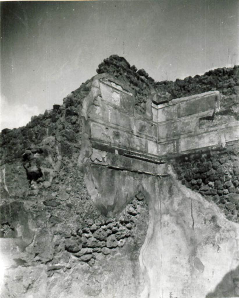 I.2.16 Pompeii. 1935 photograph taken by Tatiana Warscher. Looking towards north-east corner of oecus (our room 4, her room �f�). According to Warscher, I.2.16 � �Nelle stanze �f� and �g� sono rimaste le pitture del primo stile�. See Warscher T., 1935. Codex Topographicus Pompeianus: Regio I.2. (no.26, stanza �f�), Rome: DAIR, whose copyright it remains. (translation: �In the rooms �f� and �g� are remains of First style painting�.)
