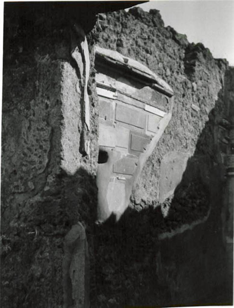 I.2.16 Pompeii. 1935 photo taken by Tatiana Warscher. North wall with remaining painted plaster, (our room 5, her room �g�). According to Warscher, I.2.16 � �Nelle stanze �f� and �g� sono rimaste le pitture del primo stile�.
See Warscher T., 1935. Codex Topographicus Pompeianus: Regio I.2. (no.27, stanza �g�), Rome: DAIR, whose copyright it remains.
(translation: �In the rooms �f� and �g� are remains of First style painting�.)
