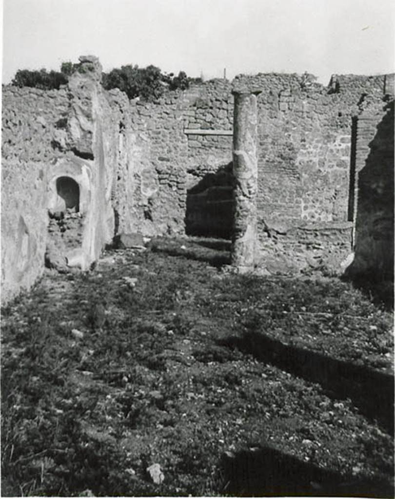1.2.16 Pompeii. 1935 photo taken by Tatiana Warscher.  Room 6, garden area.
Looking north towards northern end of garden and north portico.
According to Warscher, “Nell’angolo NO del viridario si trova il larario”.
See Warscher T., 1935. Codex Topographicus Pompeianus: Regio I.2. (no.25), Rome: DAIR,  whose copyright it remains.
(translation: In the north-west corner of the garden area, the lararium was found.”)
