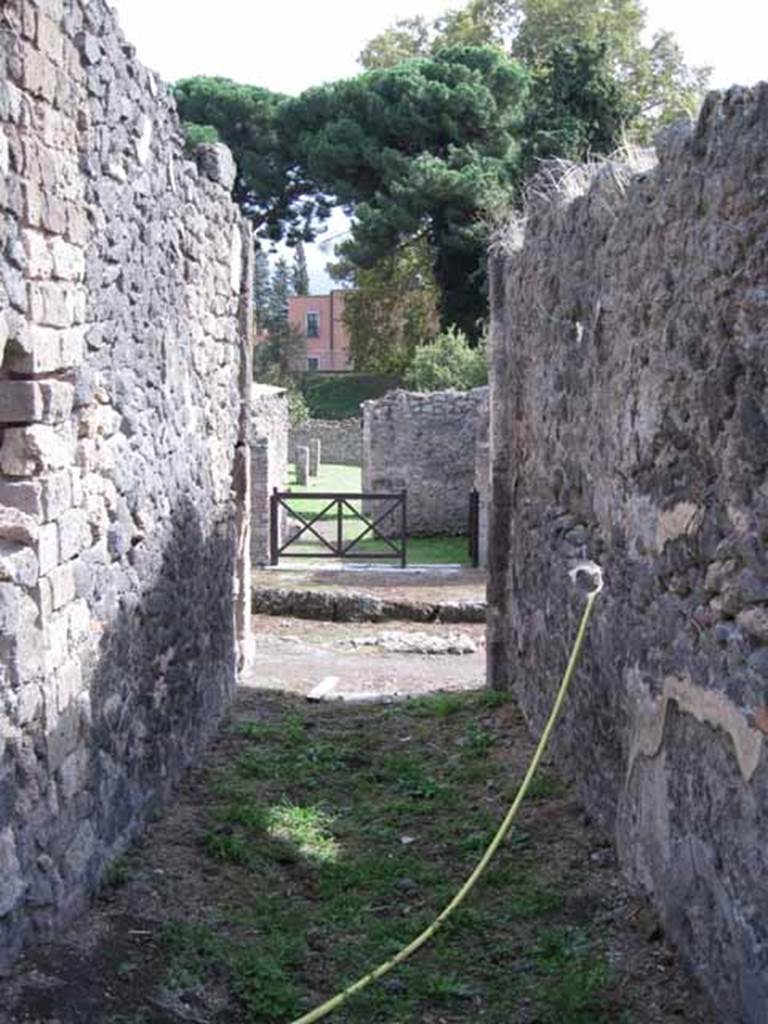 I.2.24 Pompeii. September 2010. Looking south in entrance corridor towards doorway onto Vicolo del Conciapelle. Photo courtesy of Drew Baker.
