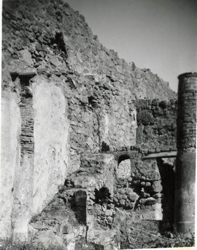 I.2.28 Pompeii. 1935 photo taken by Tatiana Warscher, described as �La parte NE del pseudo-peristilio�.  North-east corner of garden area, looking east towards steps to upper floor.
See Warscher T., 1935. Codex Topographicus Pompeianus: Regio I.2. (no.56), Rome: DAIR, whose copyright it remains.
