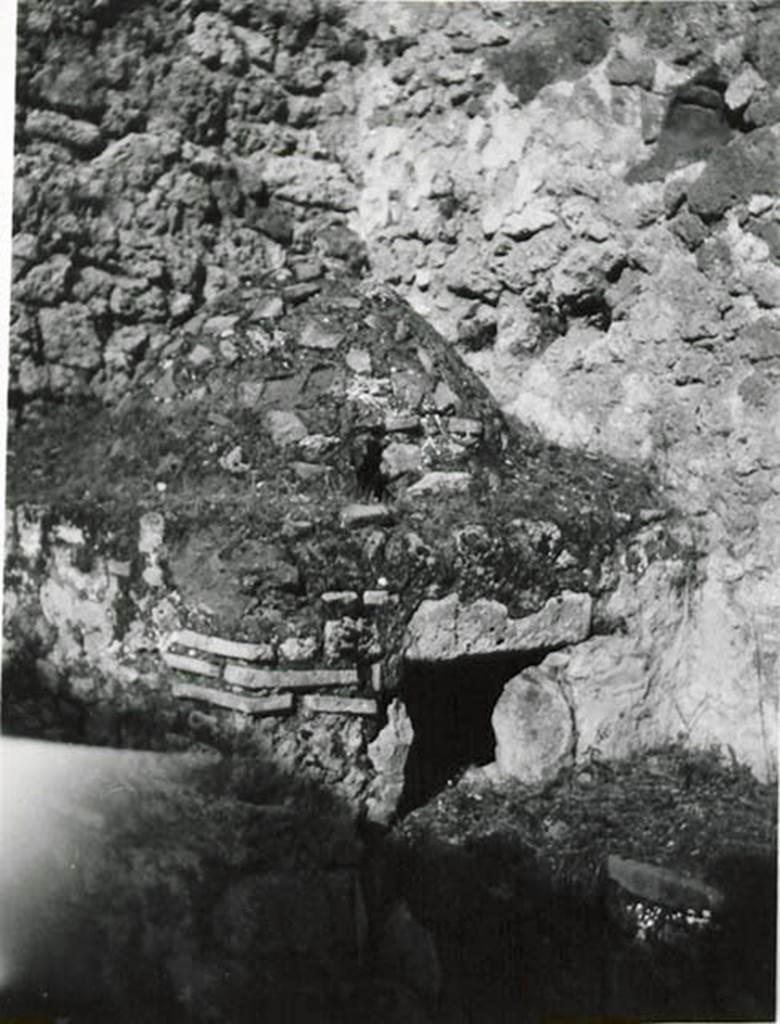 I.2.28 Pompeii. 1935 photo taken by Tatiana Warscher described as �Il forno nella cucina �k�. 
(translation: �Oven in kitchen area, �k�).
See Warscher T., 1935. Codex Topographicus Pompeianus: Regio I.2. (no.58), Rome: DAIR, whose copyright it remains.
