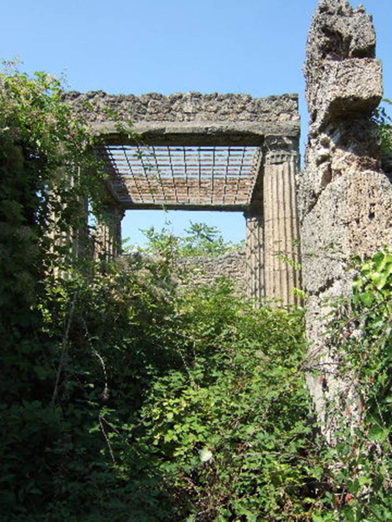 I.2.28 Pompeii. September 2005. Looking north to atrium, along entrance fauces.
