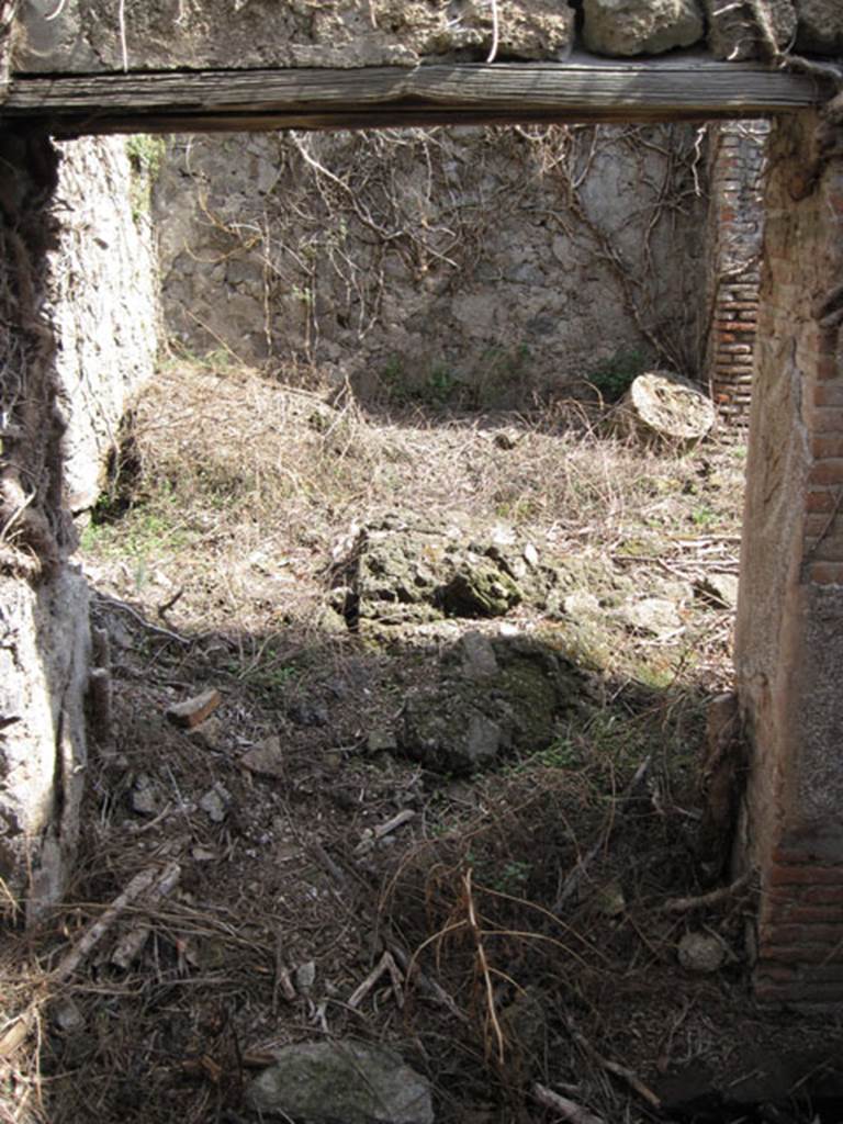 I.3.3 Pompeii. September 2010. Subterranean Level, looking east into room from doorway on north side. Photo courtesy of Drew Baker.
