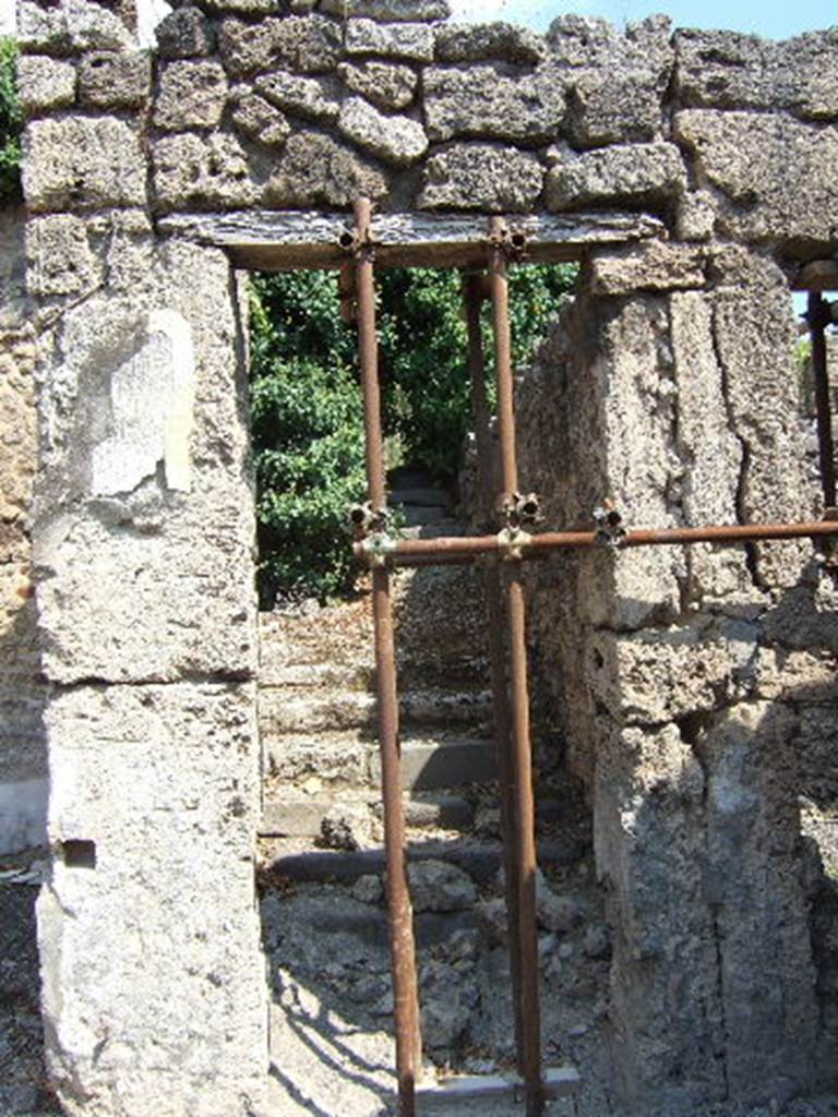 I.3.3 Pompeii.  May 2005.  Staircase to upper level.