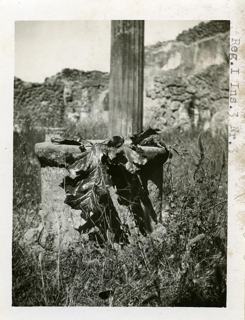I.3.3 Pompeii. Pre-1937-39. Puteal in peristyle. 
Photo courtesy of American Academy in Rome, Photographic Archive. Warsher collection no. 1039.
