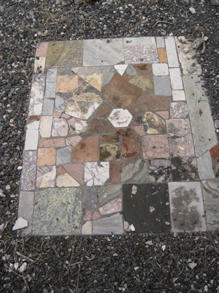 I.3.3 Pompeii. September 2010. Detail from marble floor of tablinum (note - floor orientation darkest section on edge area is towards the south-east corner of the tablinum). Photo courtesy of Drew Baker.
