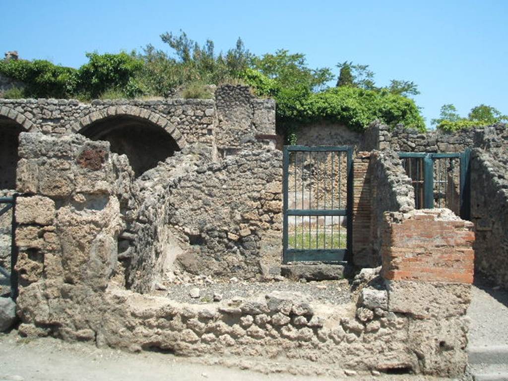 I.3.4 Pompeii. May 2005. Shop. According to Warscher, quoting Fiorelli, she wrote �
I.3.4 �Bottega annessa alla casa precedente, dalla quale si passava per una porta che ha nel fondo�.
(translation: Shop annexed to the previous house, to which one went by a door that it had at the rear�.)
See Warscher, T, 1935: Codex Topographicus Pompejanus, Regio I, 3:  Rome, DAIR.  
