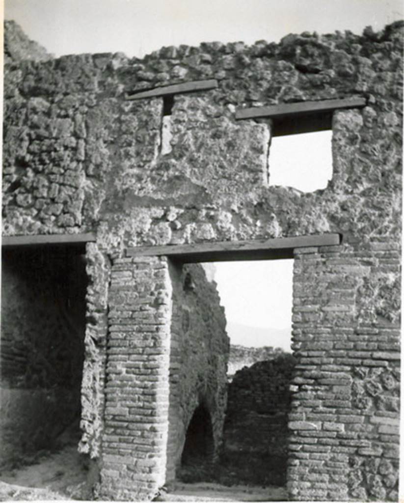 I.3.16 Pompeii. 1935 photograph taken by Tatiana Warscher. Looking south towards the entrance doorway, with windows above. 
See Warscher, T, 1935: Codex Topographicus Pompejanus, Regio I, 3: (no.32), Rome, DAIR, whose copyright it remains.  
According to Warscher, quoting Fiorelli, �This was a small laundry or maybe a dyers.�
