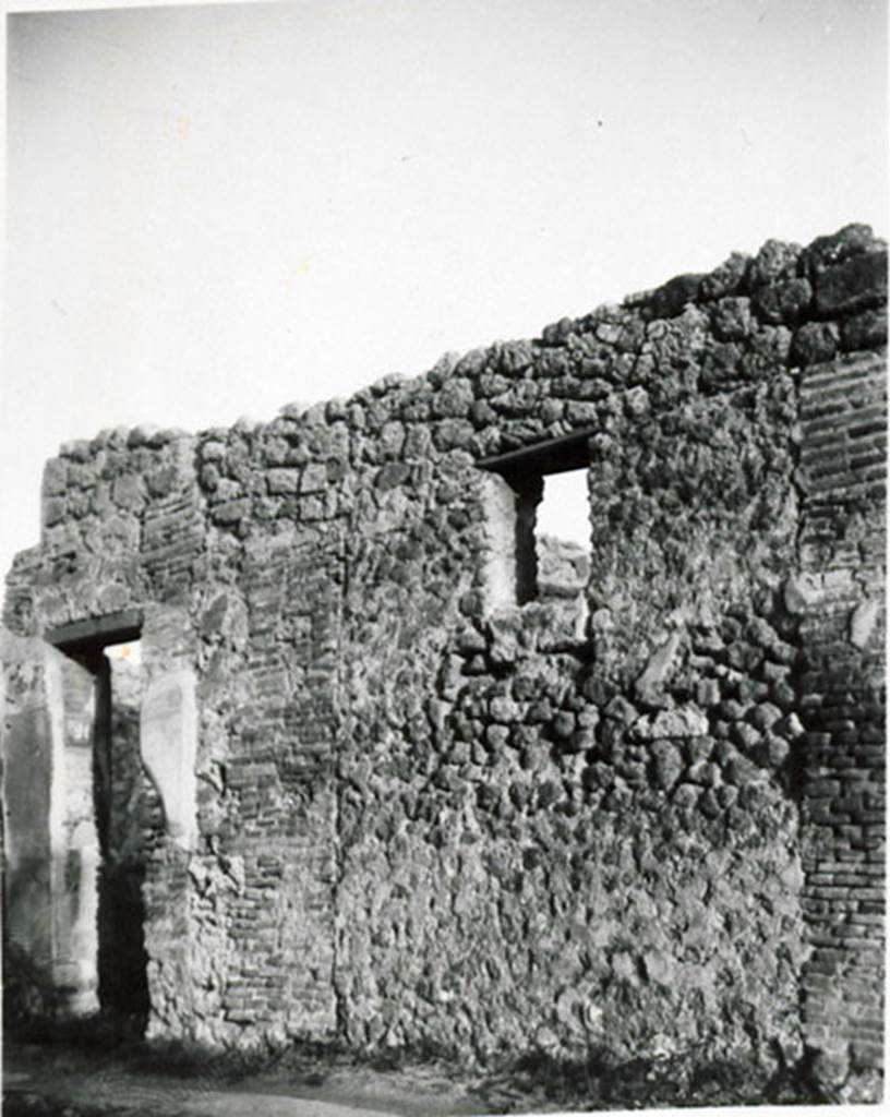 I.3.21 Pompeii. 1935 photograph taken by Tatiana Warscher. Looking south towards fa�ade between I.2.20 (on right), and doorway at I.2.21 (on left).
See Warscher, T, 1935: Codex Topographicus Pompejanus, Regio I, 3: (no.36), Rome, DAIR, whose copyright it remains.  
