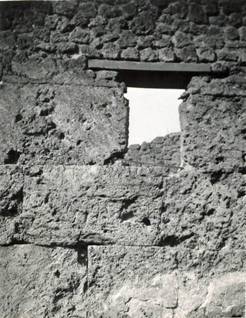 I.3.25 Pompeii. 1935 photograph taken by Tatiana Warscher. Fa�ade of I.3.25 showing window.
See Warscher, T, 1935: Codex Topographicus Pompejanus, Regio I, 3: (no.59), Rome, DAIR, whose copyright it remains.  
