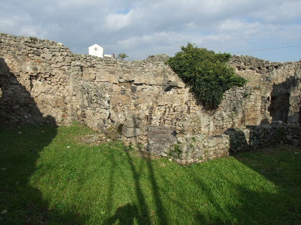 I.3.25 Pompeii. December 2006. Looking north-east, across garden area towards exedra or large triclinium. The large room had a window overlooking the garden area. It was not decorated, but perhaps the paintings had fallen together with the plaster from the walls, or perhaps also here the new restorations were not complete. See Trendelenburg in BdI, 1871, (p.173)

