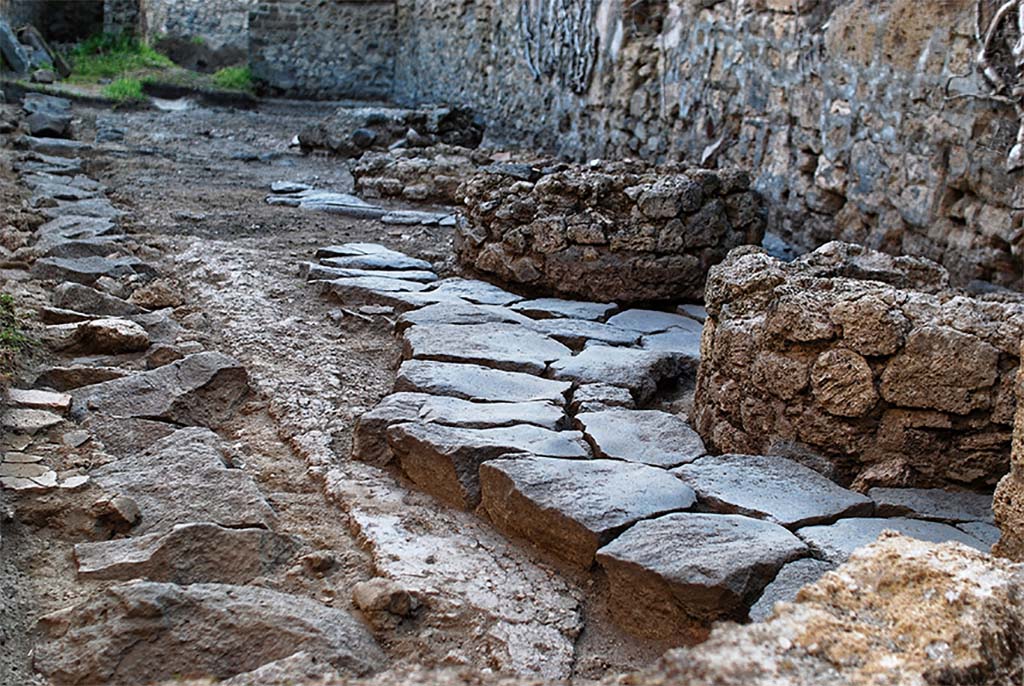 Fig. 2 � Pomp�i, boulangerie I 3, 27 � La salle des meules apr�s son nettoyage. Vue de l�ouest.
Clich� : N. Monteix � EFR. Utilisation soumise � CC-BY-NC-SA 4.0