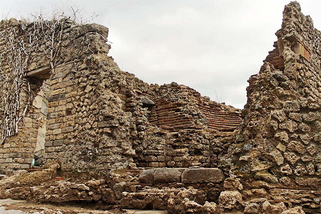 Fig. 11 � Pomp�i, boulangerie I 3, 27 � Le four vu depuis la salle des meules. 
On acc�de � l�autel (/table) par deux marches (vue du nord-ouest).
Clich� : C. Salviani � EFR. Utilisation soumise � CC-BY-NC-SA 4.0
