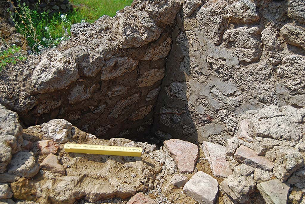 Fig. 12 � Pomp�i, boulangerie I 3, 27 � Espace laiss� libre entre le mur contenant le four et celui formant la coupole.
Vue du nord-est.
Clich� : A. B�ranger � EFR. Utilisation soumise � CC-BY-NC-SA 4.0
