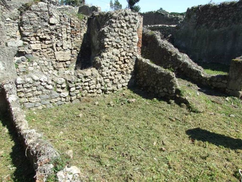 I.3.30 Pompeii. March 2009. Peristyle Garden, east side, and room 9, on right.