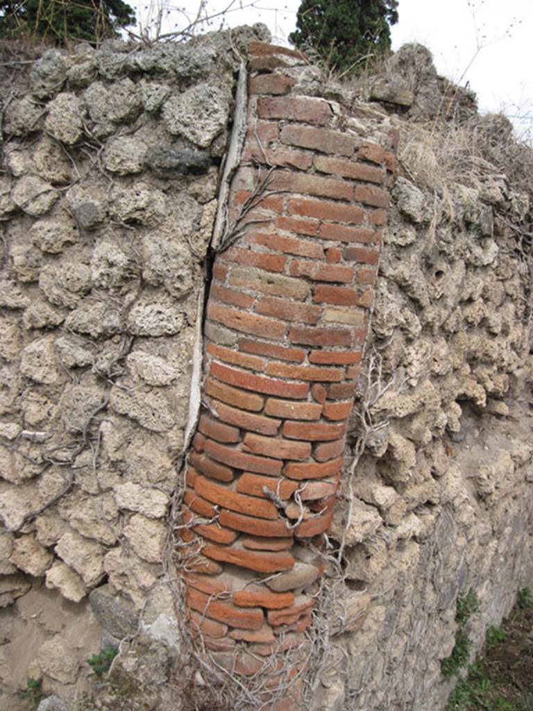 I.3.30 Pompeii. September 2010. Looking east at detail of brick pillar at south-east corner of peristyle. Note interesting wear on bricks and building of walls around stucco of column. Photo courtesy of Drew Baker.