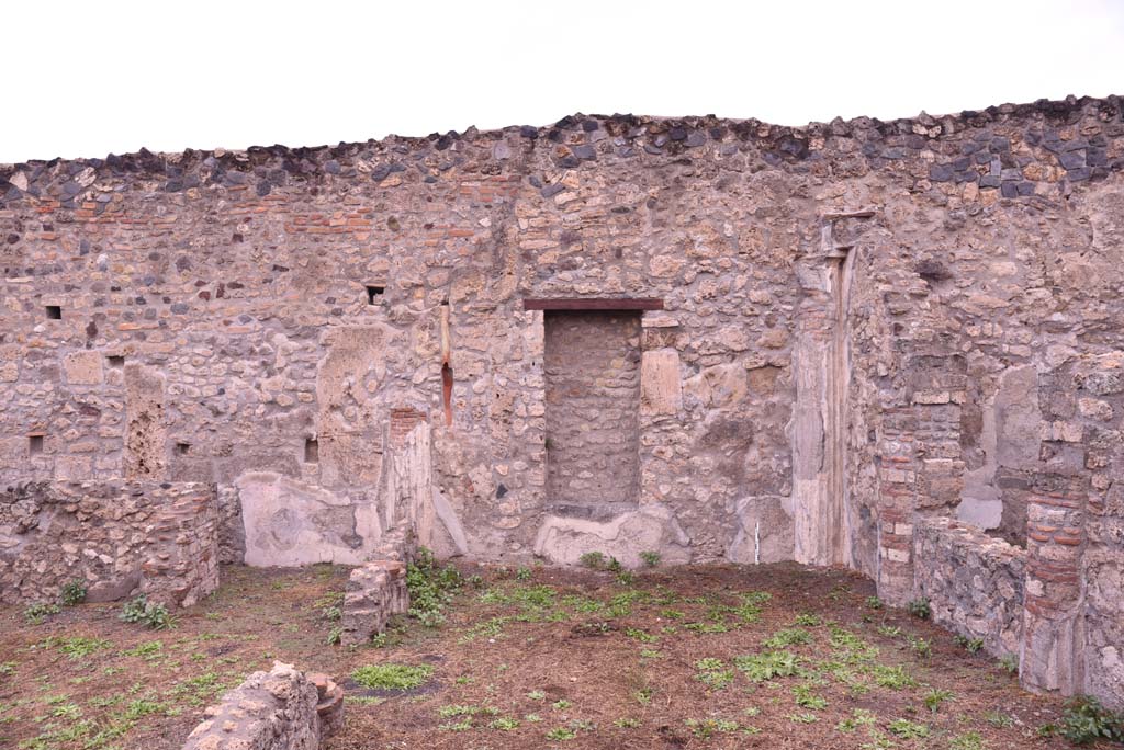 I.4.2 Pompeii. October 2019. Looking towards north wall with niche/recess in garden/viridarium area.
On the left is the tablinum, on the right is the windowed triclinium.
Foto Tobias Busen, ERC Grant 681269 D�COR.

