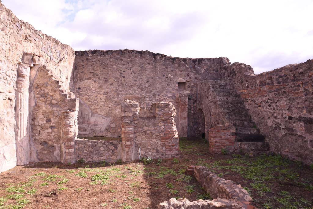 I.4.2 Pompeii. October 2019. Looking east across garden area towards windowed triclinium, on left, and stairs to upper floor, on right.
Foto Tobias Busen, ERC Grant 681269 D�COR.
