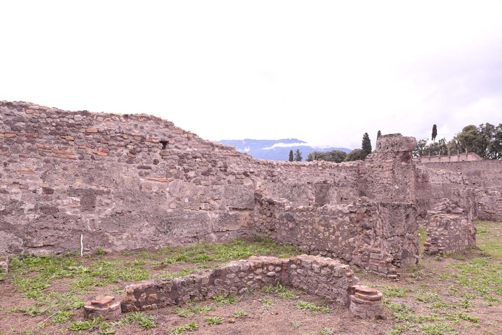 I.4.2 Pompeii. October 2019. Looking south-west across garden area, towards room (cubiculum or oecus) at side of tablinum, on right.
Foto Tobias Busen, ERC Grant 681269 D�COR.
