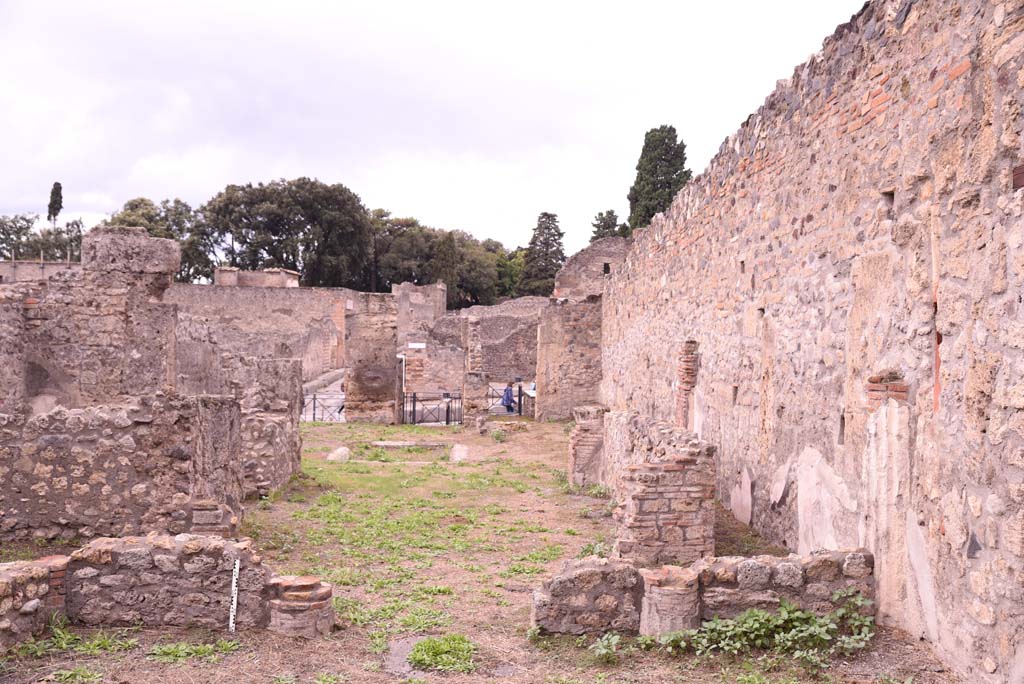I.4.2 Pompeii. October 2019. Looking west from garden area, through tablinum, across atrium, towards entrance corridor.
Foto Tobias Busen, ERC Grant 681269 D�COR.
