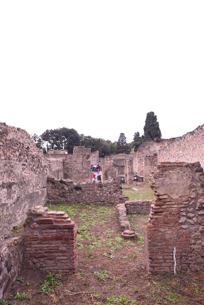 I.4.2 Pompeii. October 2019. Looking west through doorway from triclinium into garden area.
Foto Tobias Busen, ERC Grant 681269 D�COR.
