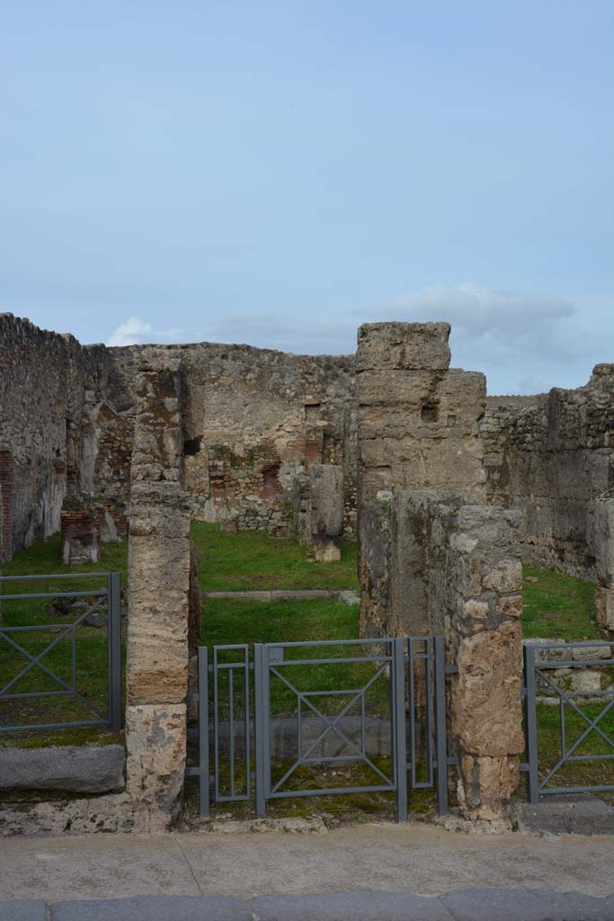 I.4.2 Pompeii. March 2018. Looking east through entrance doorway.
Foto Tobias Busen, ERC Grant 681269 D�COR.

