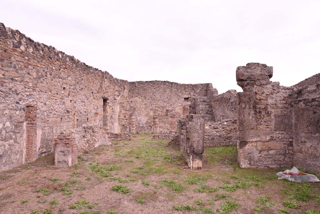 I.4.2 Pompeii. October 2019. Looking east across atrium with tablinum, in centre, and doorway to cubiculum or oecus, on right.
Foto Tobias Busen, ERC Grant 681269 D�COR.
