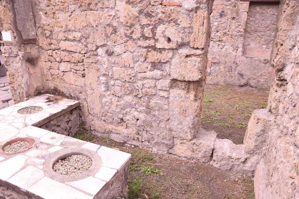 I.4.3 Pompeii. October 2019. North wall at rear of bar counter, with window overlooking I.4.4.
Foto Tobias Busen, ERC Grant 681269 D�COR.
