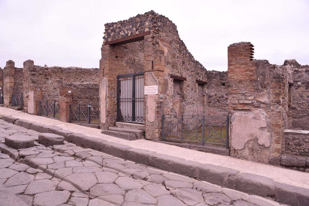I.4.4, Pompeii. October 2019. Looking north-east on Via Stabiana, with doorway to shop, second entrance from right.  
Foto Tobias Busen, ERC Grant 681269 D�COR.
