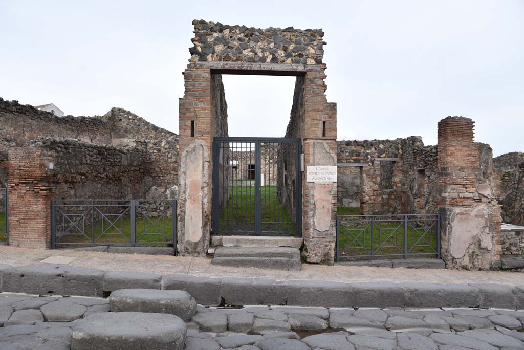 I.4.4 Pompeii, on right. March 2018. Looking towards entrance doorway on south side of I.4.5, in centre.
Foto Tobias Busen, ERC Grant 681269 D�COR
