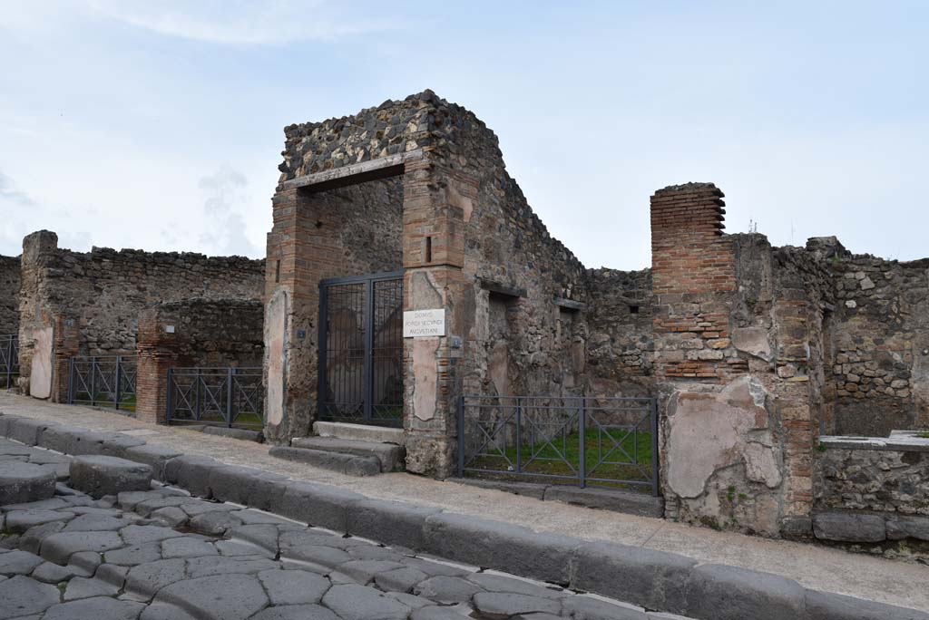 I.4.4 Pompeii, centre right. March 2018. Looking towards north wall and entrance doorway on south side of I.4.5, in centre.
Foto Tobias Busen, ERC Grant 681269 D�COR
