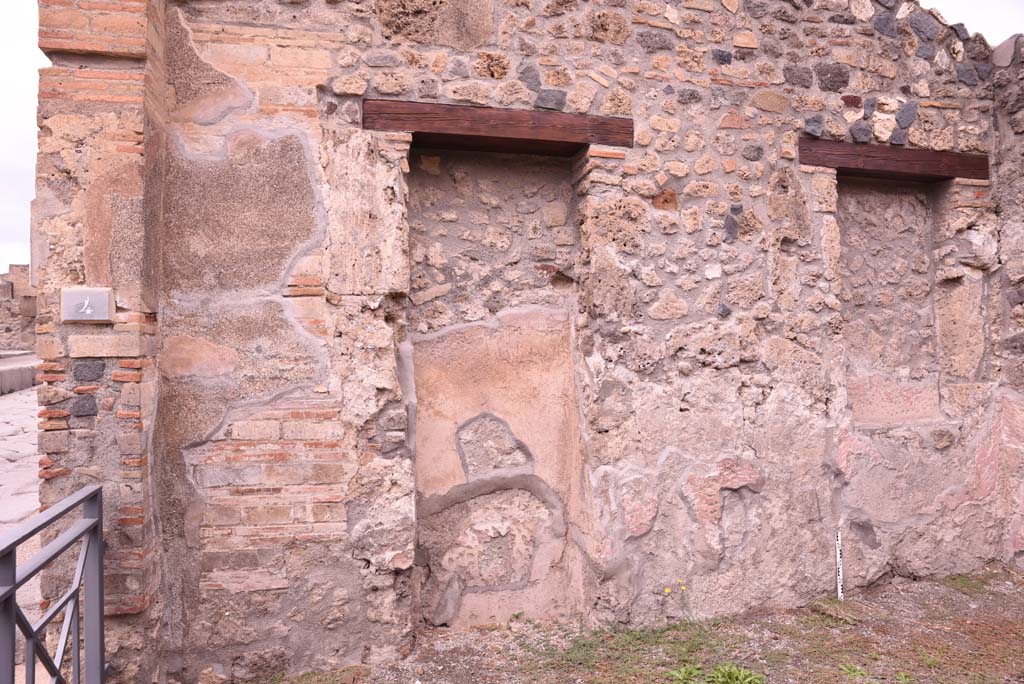 I.4.4 Pompeii. October 2019. North wall with two niche/recesses.
Foto Tobias Busen, ERC Grant 681269 D�COR.
