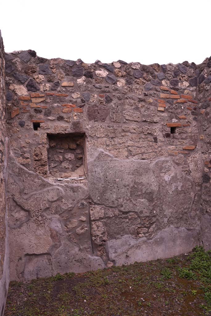 I.4.4 Pompeii. October 2019. East wall of rear room, with niche.
Foto Tobias Busen, ERC Grant 681269 D�COR.
