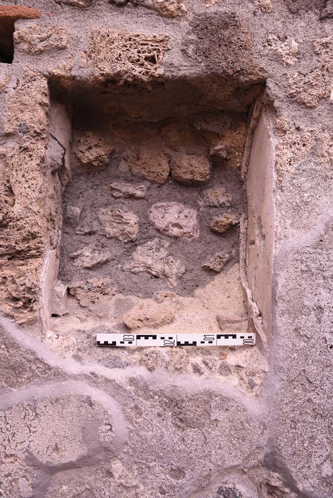I.4.4 Pompeii. October 2019. Detail of niche in east wall of rear room.
Foto Tobias Busen, ERC Grant 681269 D�COR.
